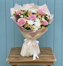 Букет цветов из:  Гвоздики, Орхидеи и Розы в Орево