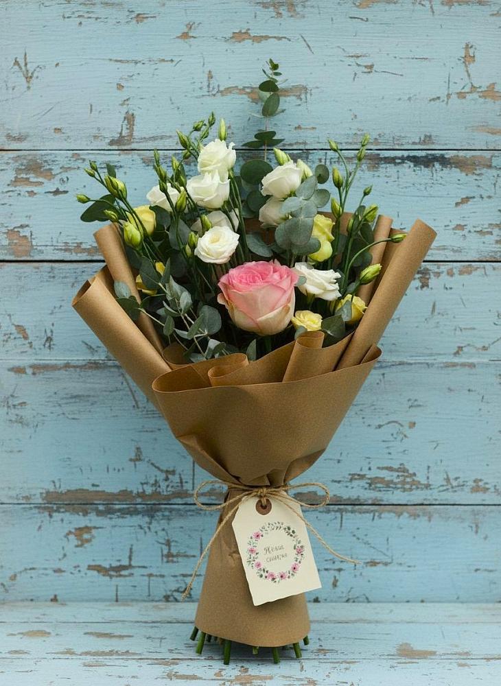 Букет цветов из: Розы и Лизиантусы в Орево