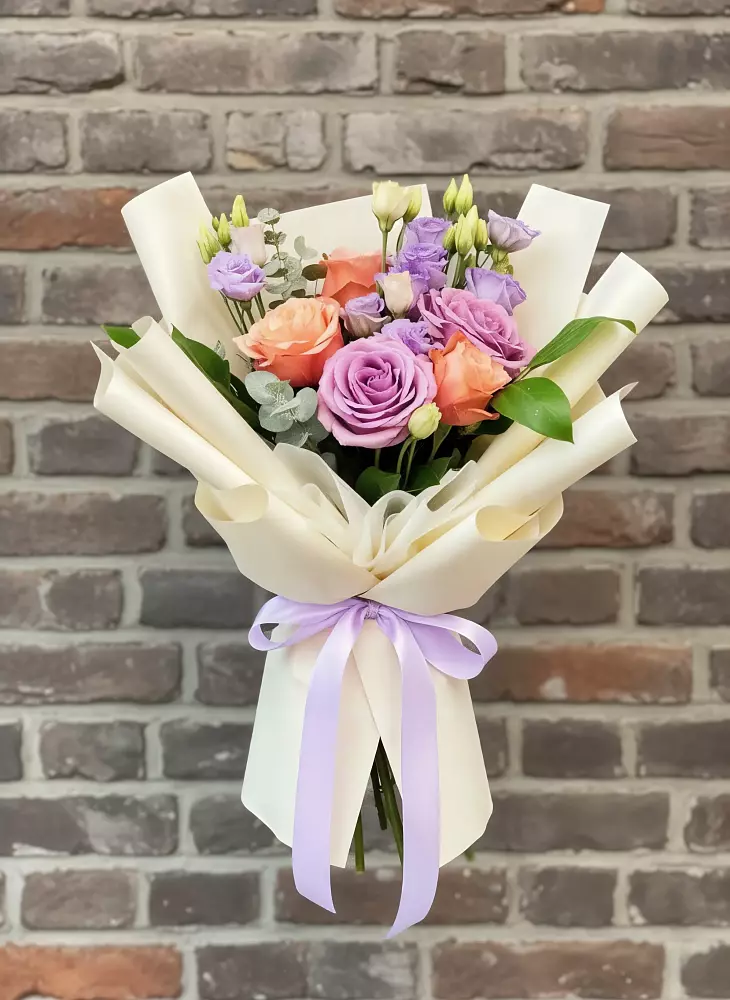 Букет цветов из: Лизиантусы и Розы в Орево