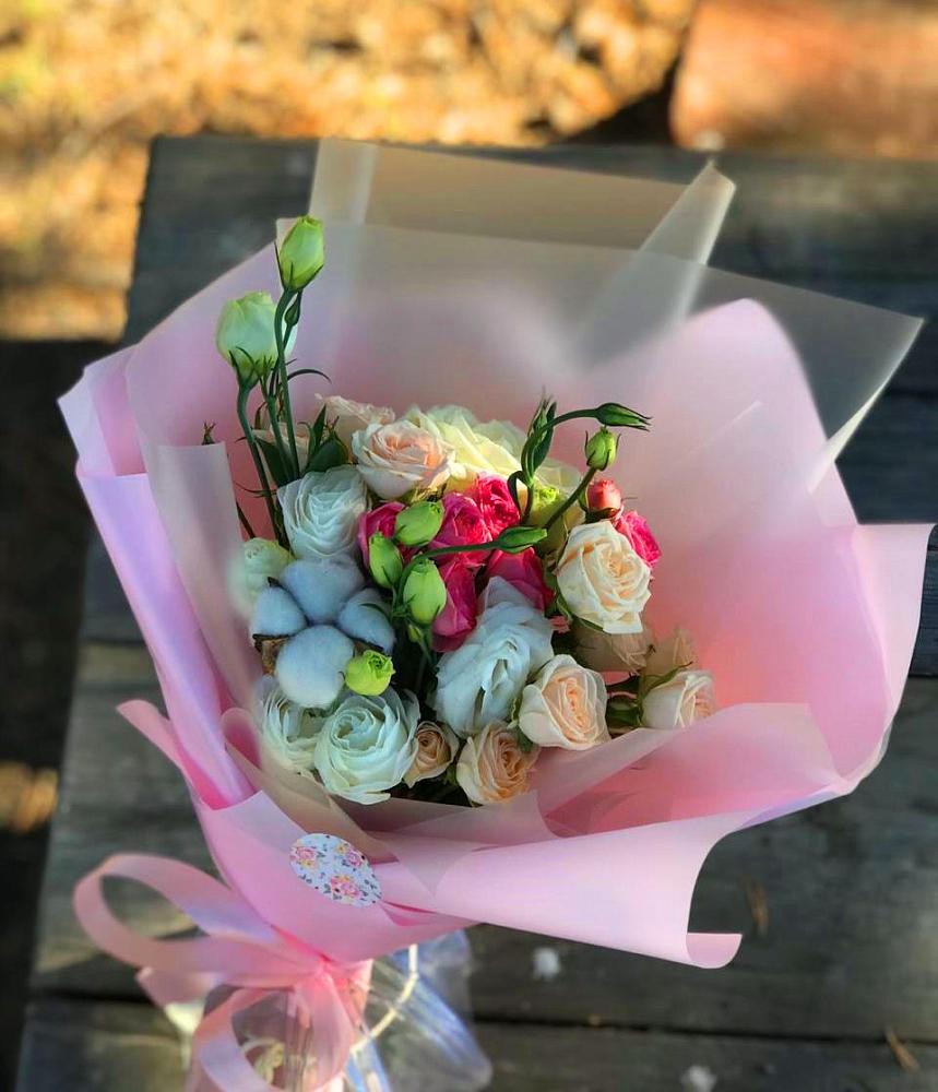 Букет цветов из: Розы и Лизиантусы в Орево