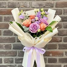 Букет цветов из:  Лизиантусы и Розы в Орево