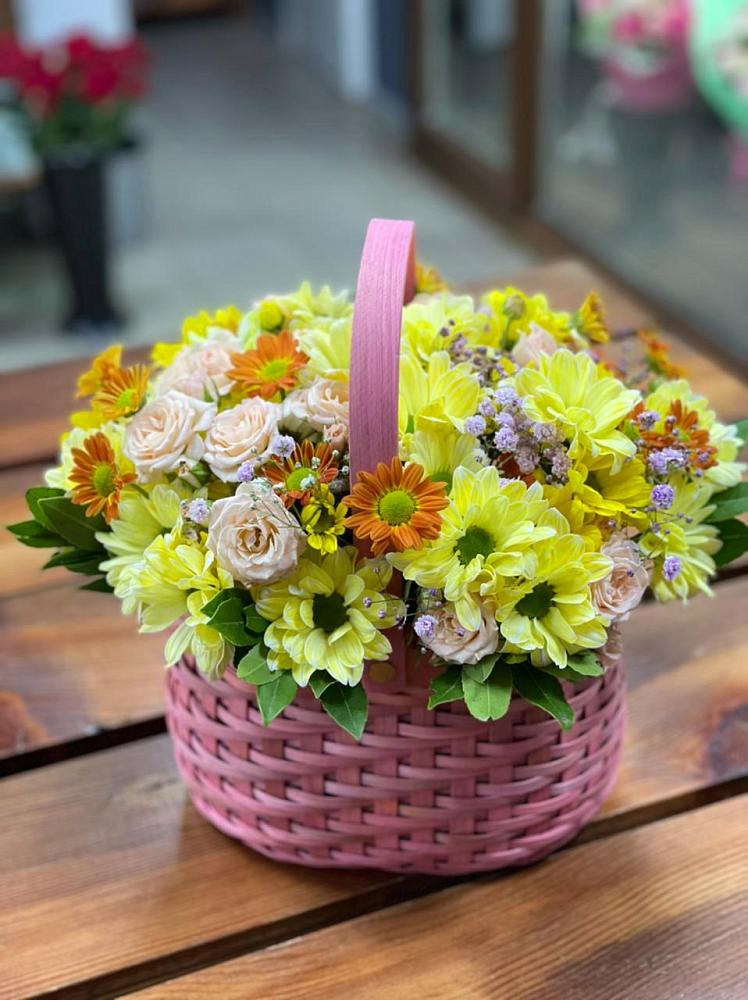 Цветочная композиция из Хризантемы и Розы в корзине в Орево